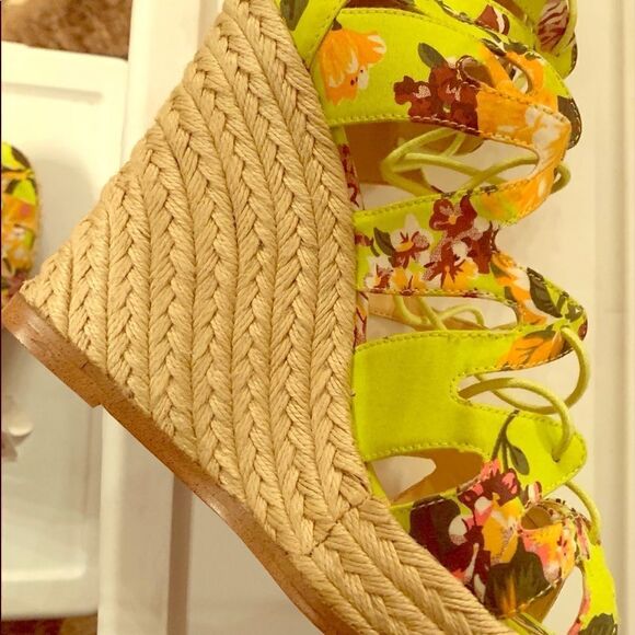 Steve Madden Neon Green flower print wedges - Picture 1 of 4